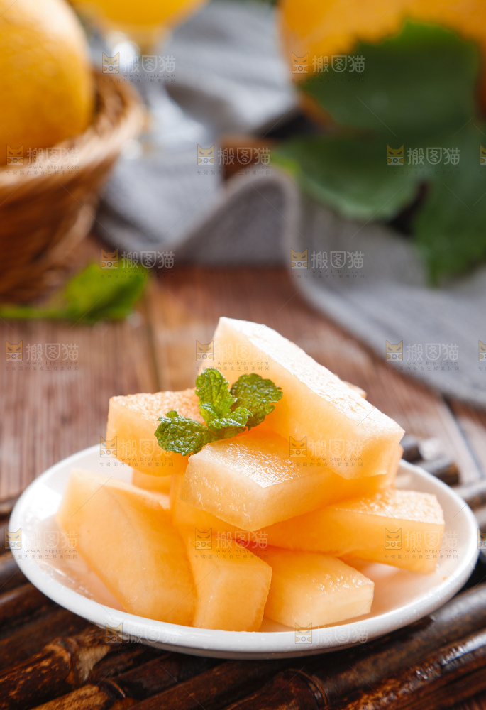 盘子里装着黄皮蜜瓜的果肉