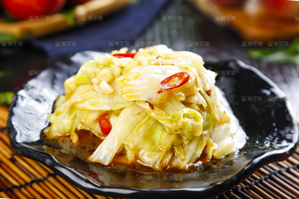 盘子里装着炒包心菜