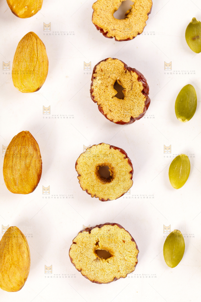 白底上摆放着坚果仁