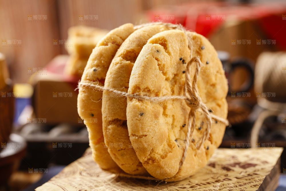 木底上摆放着桃酥饼干