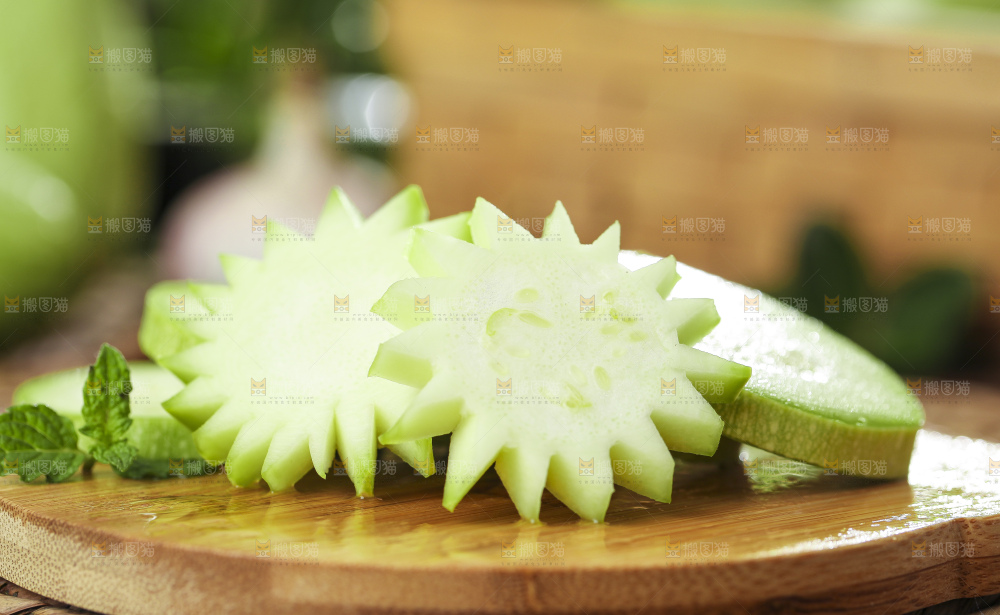 木板上摆放着西葫芦瓜