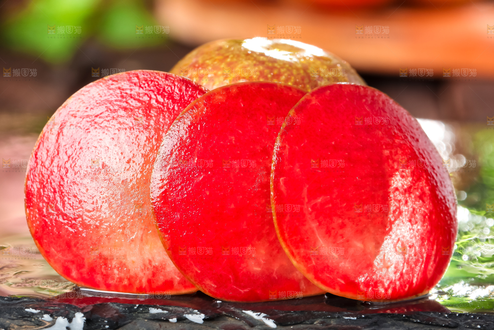 黑底上放着红心三华李