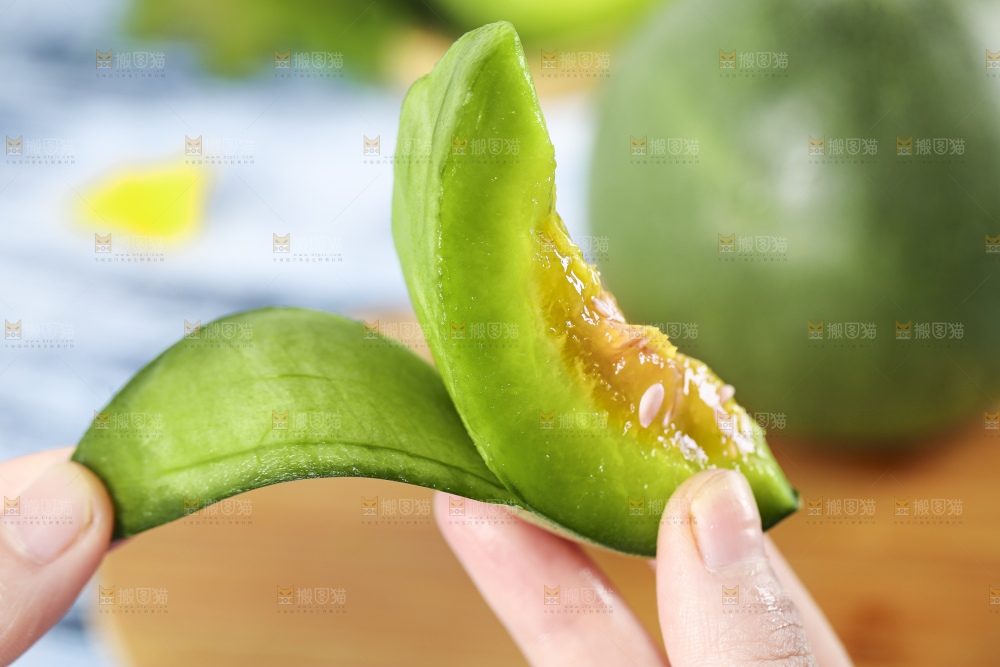 手里拿着绿宝甜瓜