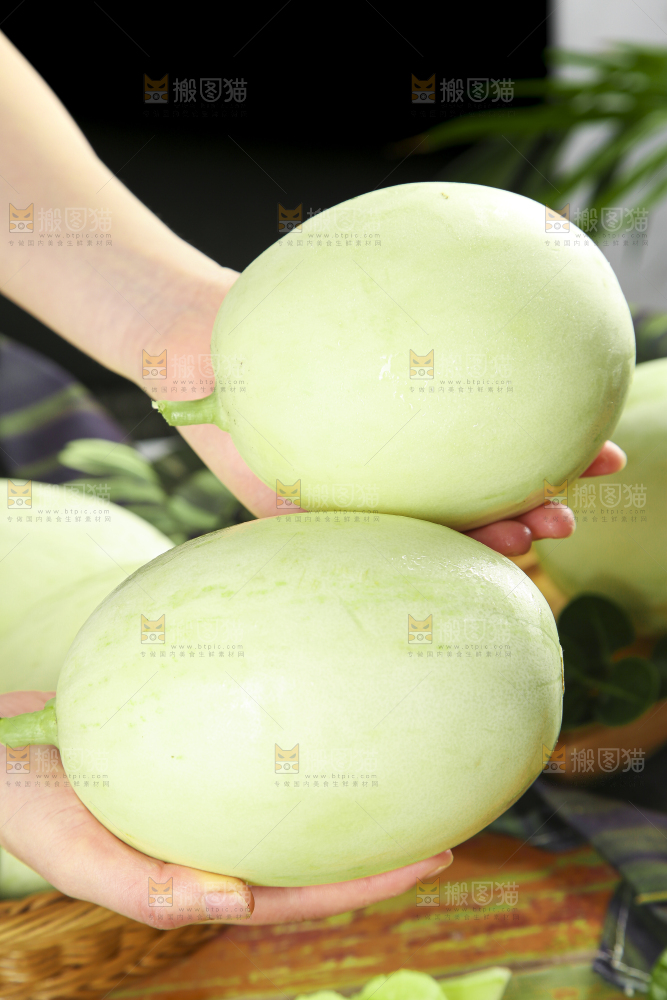 手里拿着玉菇香瓜