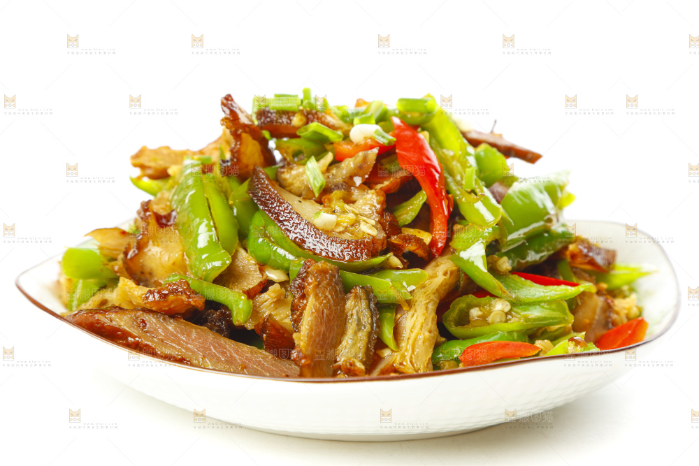 盘子里装着青椒炒肉