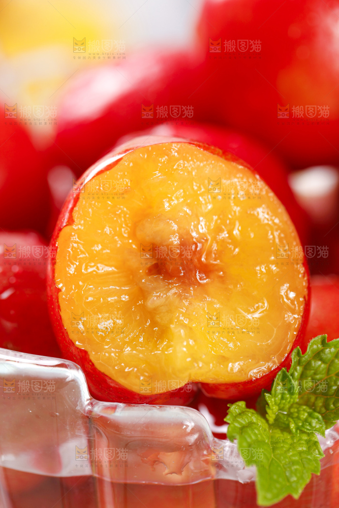 玻璃碟子里放着红李子