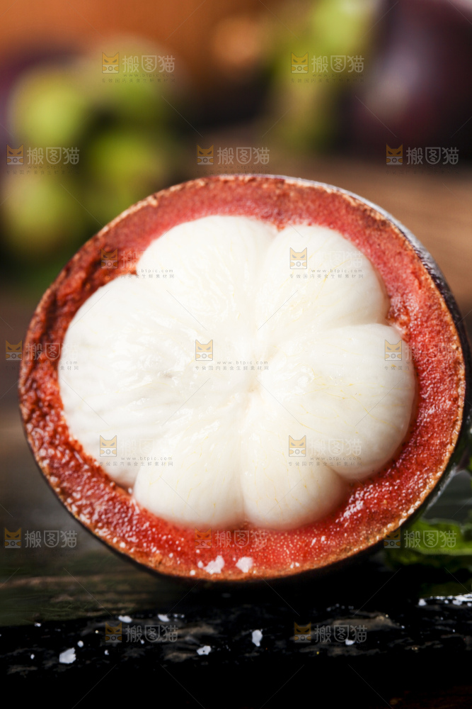黑底上放着山竹果