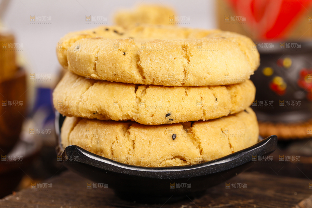木底上放着桃酥饼干