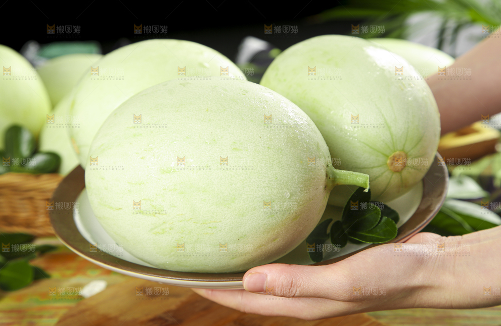 手里端着一盘玉菇甜瓜