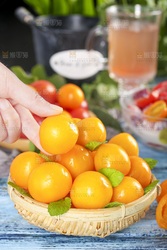 篮子里装着黄色圣女果