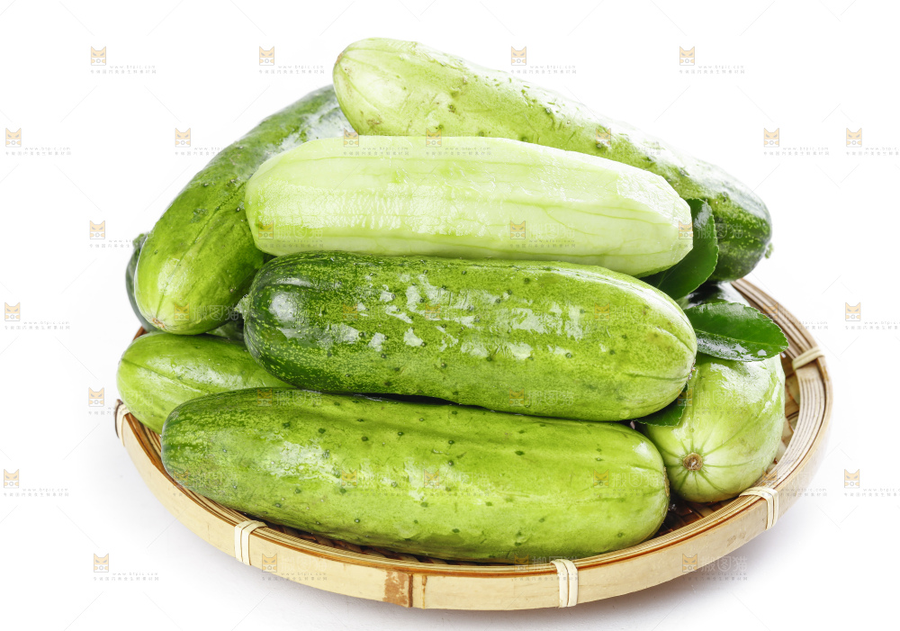 篮子里装着蔬菜黄瓜