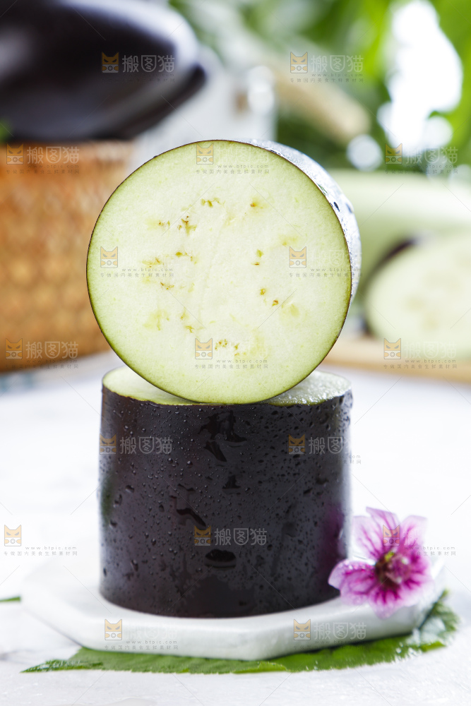 白底上摆放着紫茄子