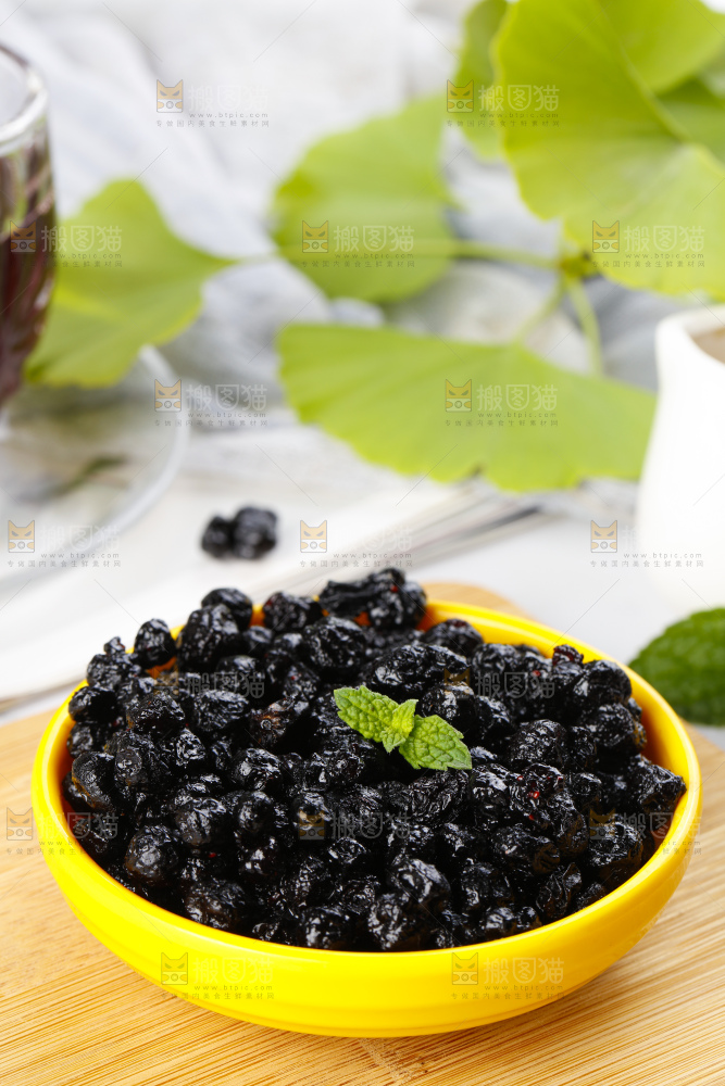 碟子里装着蓝莓果干蜜饯