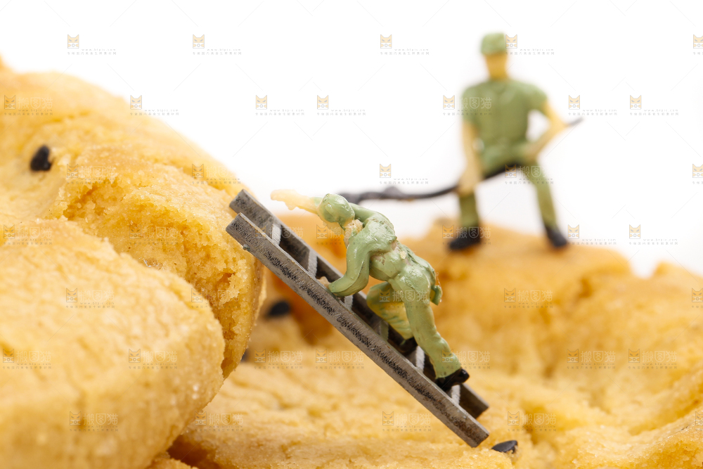 白底上摆放着传统桃酥