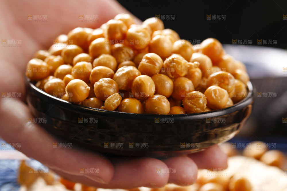 碟子里装着脆黄金豆