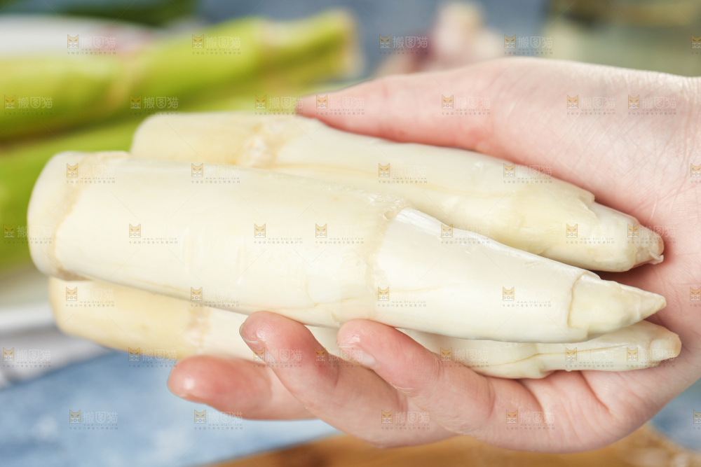 手里拿着农家茭白