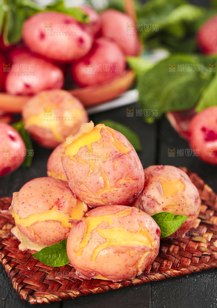 编织垫上摆放着红皮土豆