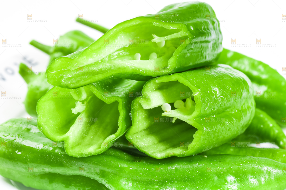 盘子里装着青椒