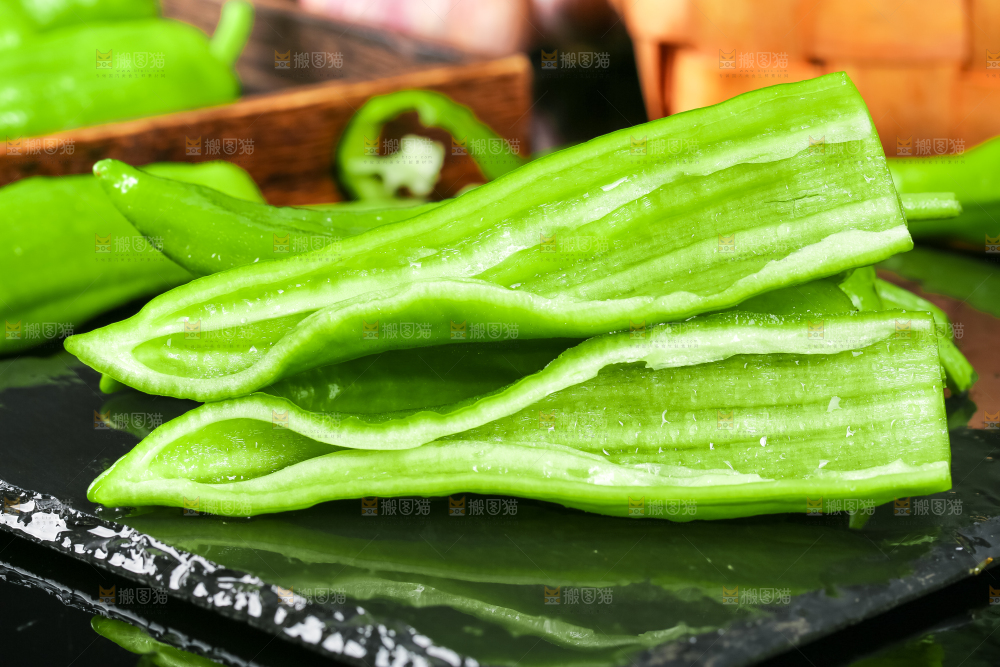 深底上摆放着薄皮辣椒