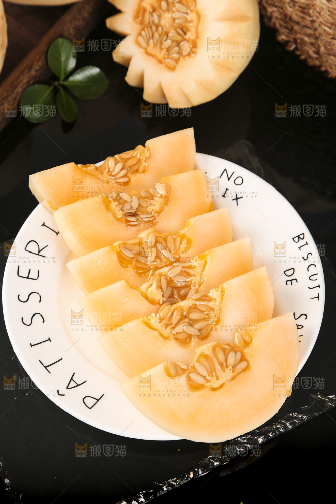 盘子里装着蜜瓜
