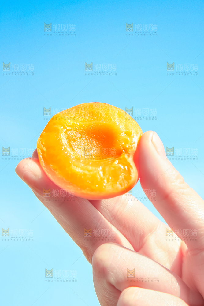 手里拿着杏子