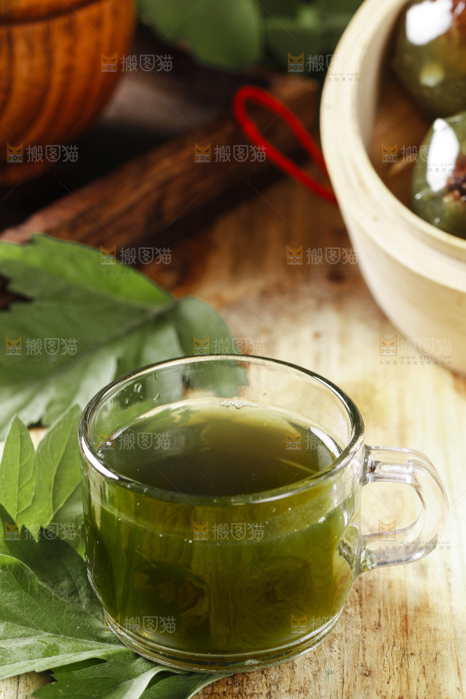 杯子里装着艾草榨的汁