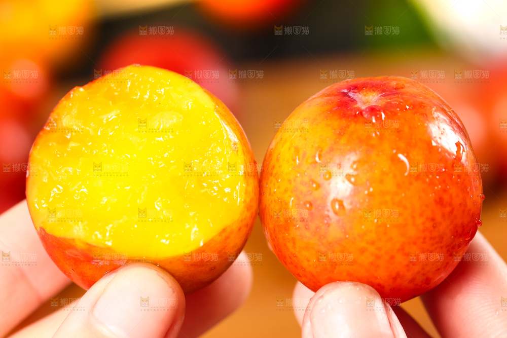 手里拿着脆李子