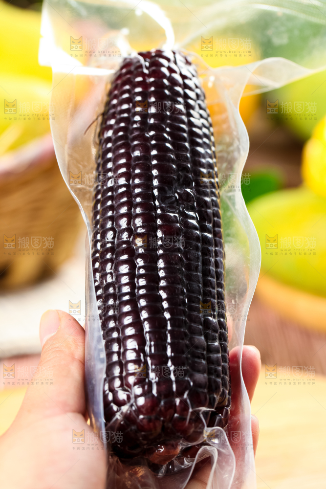 手里拿着黑玉米
