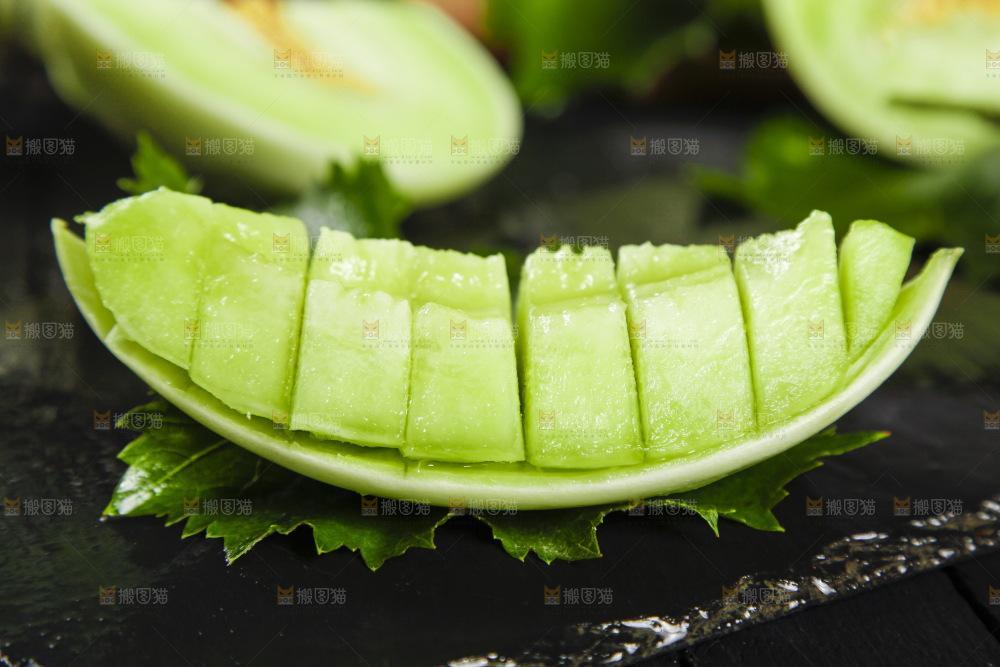 黑底上摆放着山东玉菇甜瓜