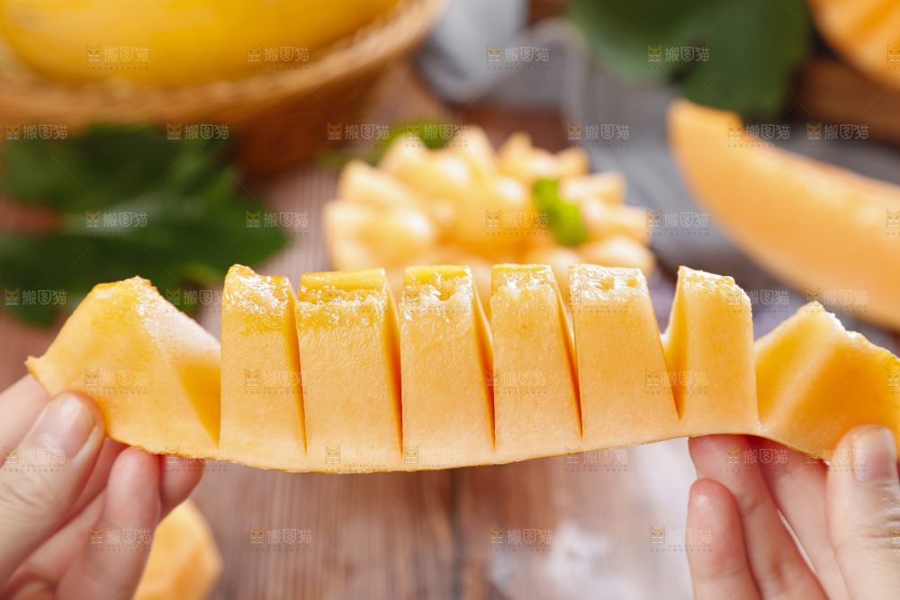 手里拿着冰火蜜瓜