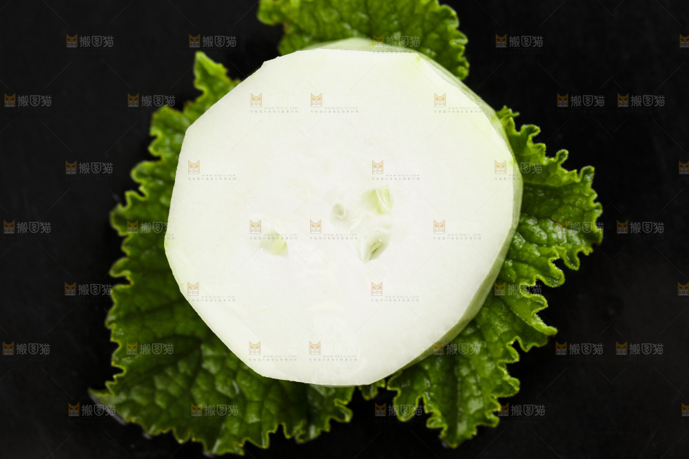 枝叶上放着切片的瓠瓜