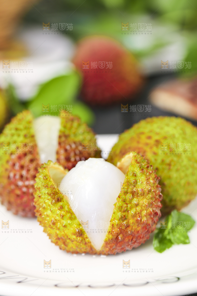 白底上放着海南荔枝