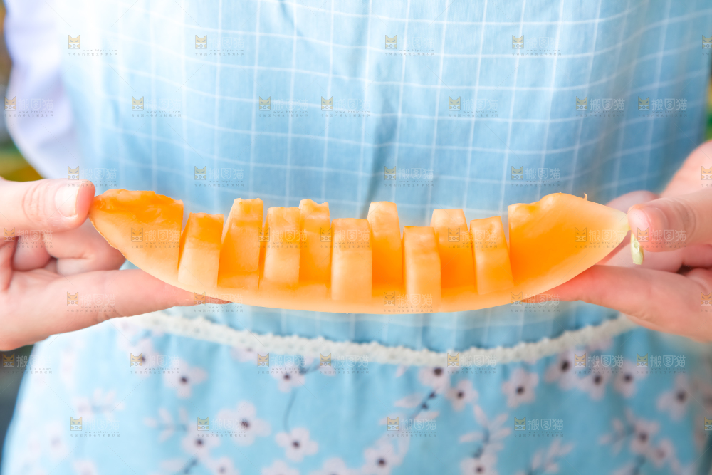 手里拿着甜瓜