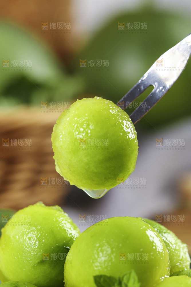 叉子叉着绿宝甜瓜的果肉