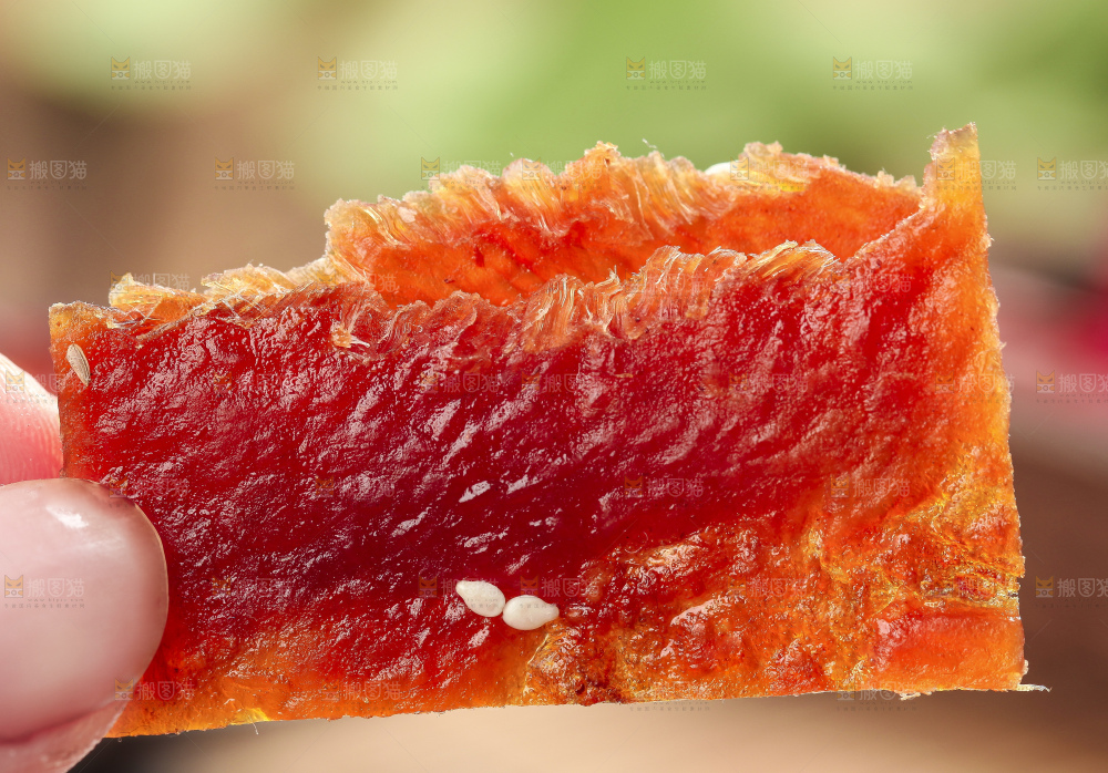 手里拿着肉脯