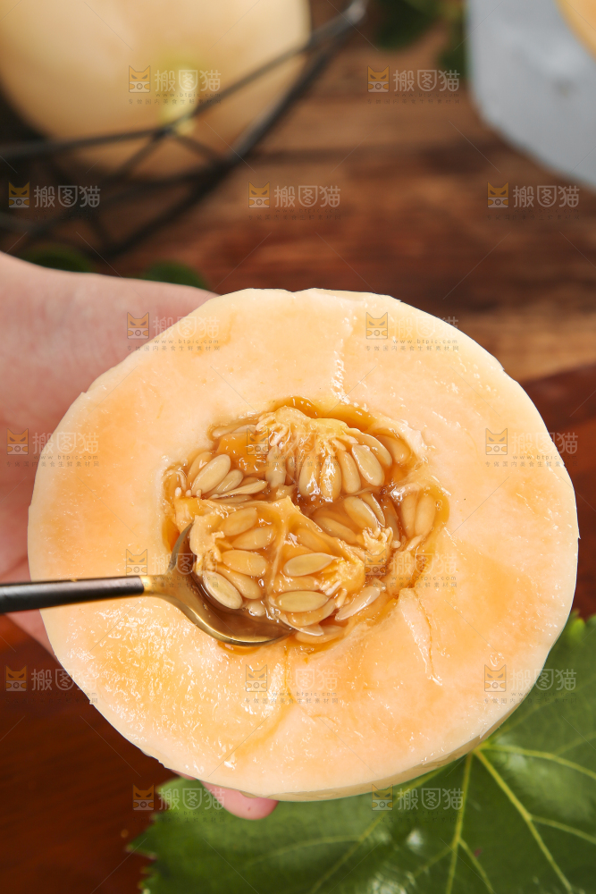手里拿着东方蜜瓜
