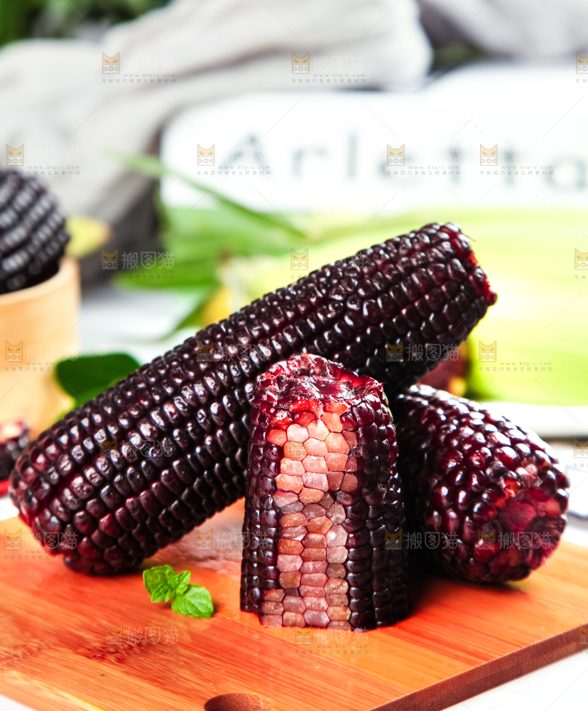 木底上放着东北黑玉米