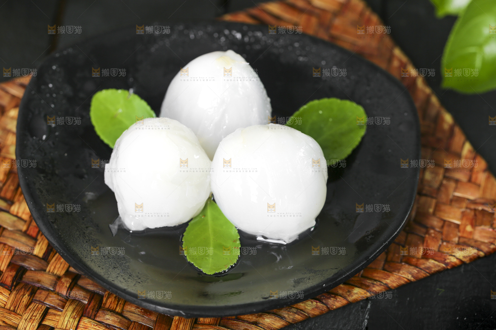 碟子里摆放着鲜荔枝