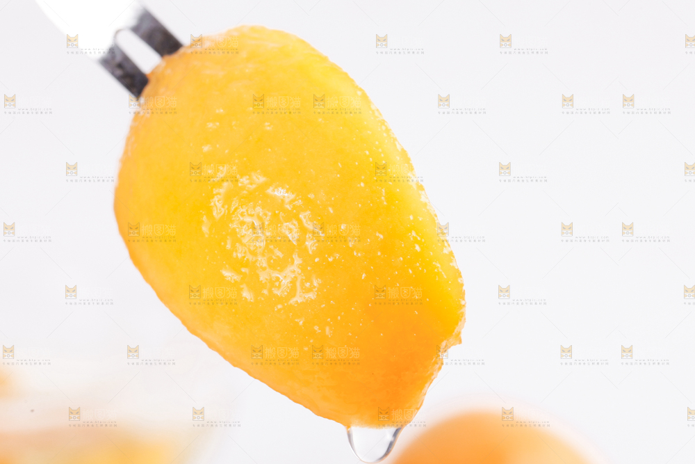 叉子叉着枇杷果