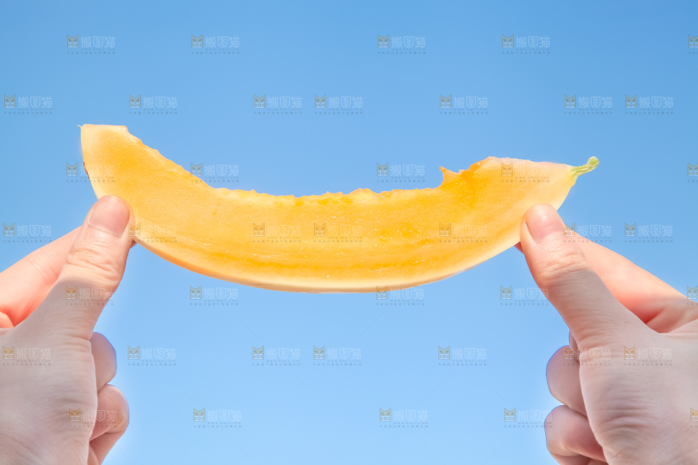 手里拿着东方蜜甜瓜