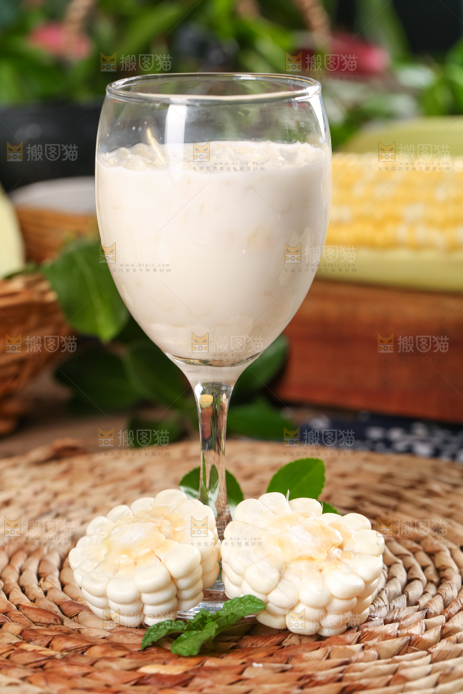 编织垫上放着玉米
