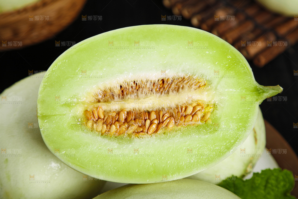 堆放着切开的玉菇甜瓜