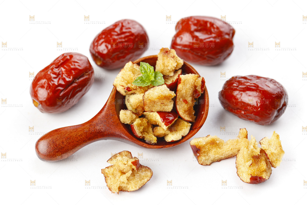 白底上摆放着香酥脆红枣