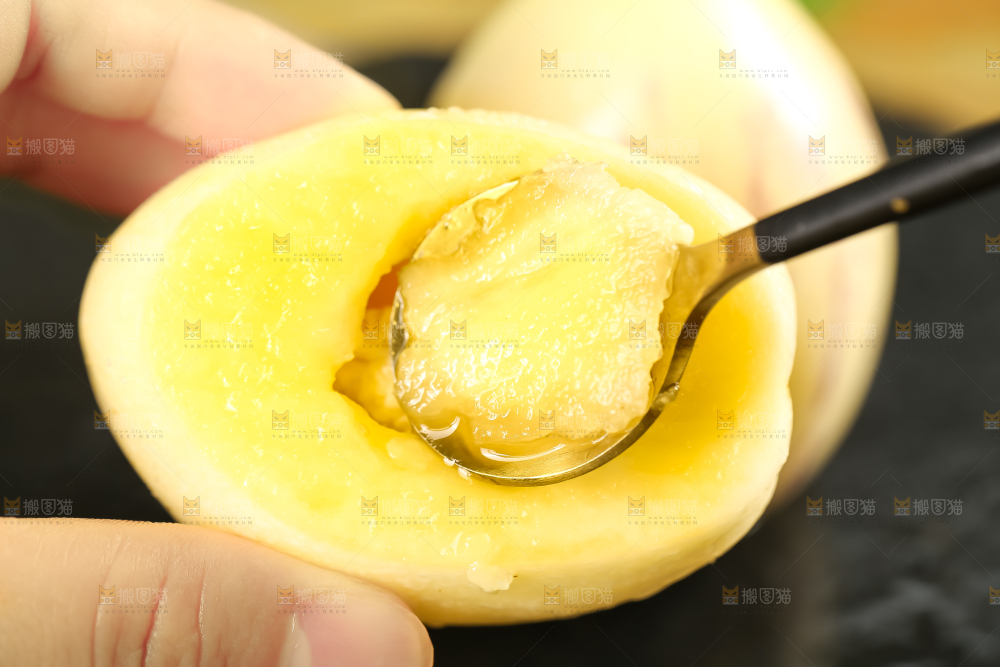 手里拿着黄心人参果