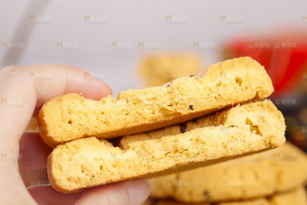 木底上放着手工桃酥饼干