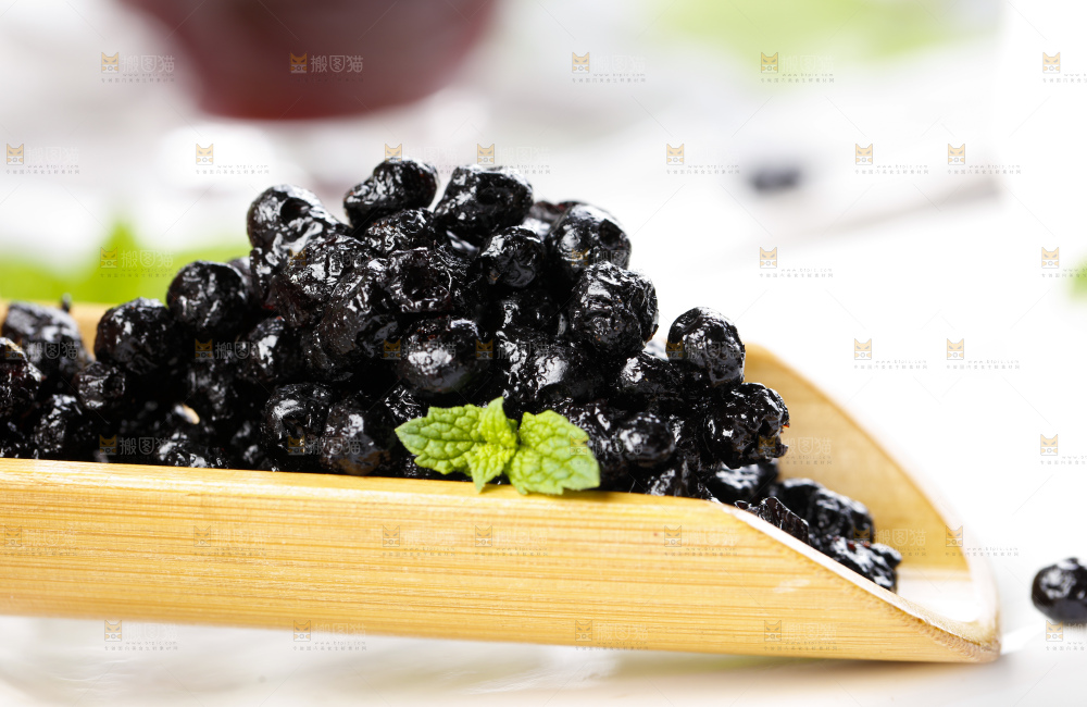 碟子里装着蓝莓果干蜜饯