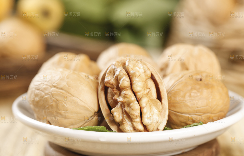 盘子里装着大核桃
