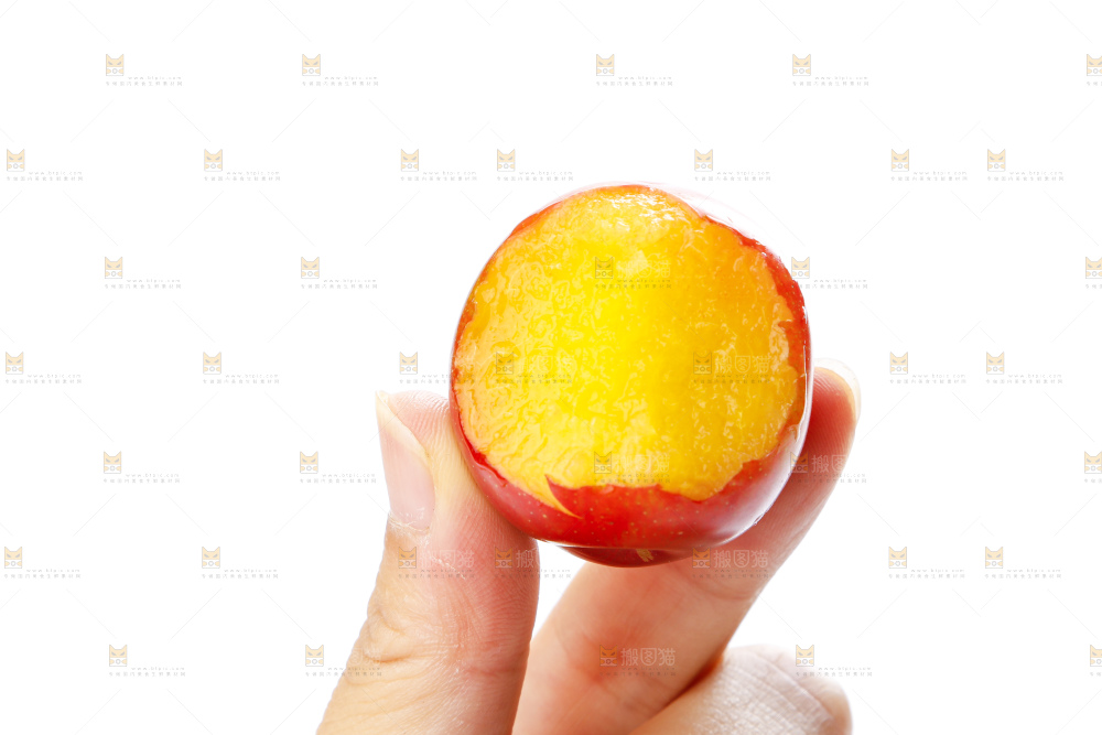 手里拿着李子