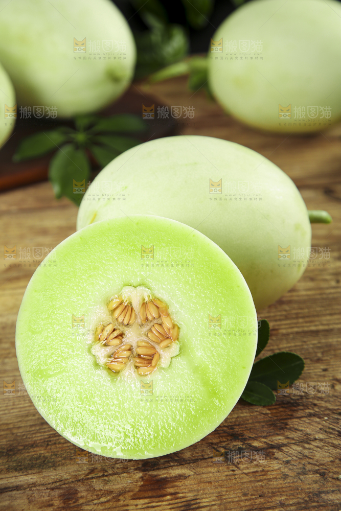 木底上放着玉菇蜜瓜