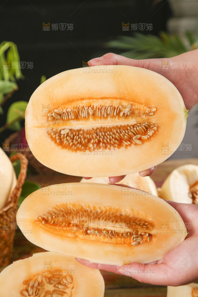 手里拿着蜜瓜